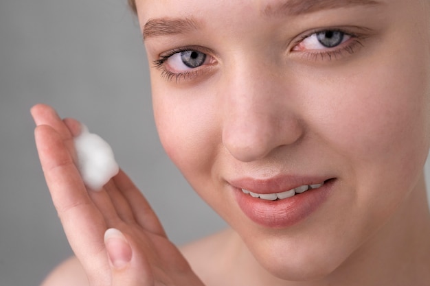 Portrait en gros plan d'une femme à la peau hydratée