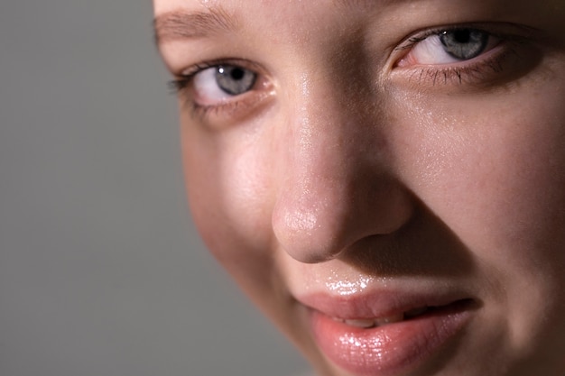 Photo gratuite portrait en gros plan d'une femme à la peau hydratée