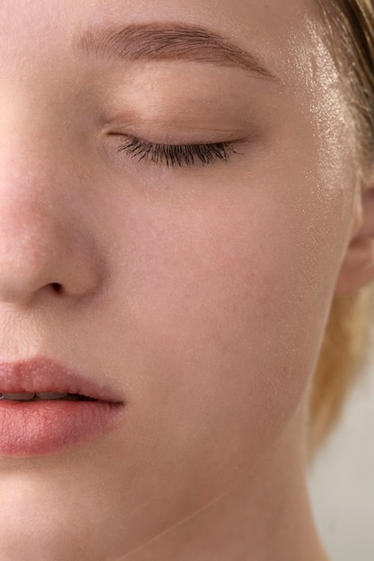 Portrait en gros plan d'une femme à la peau hydratée