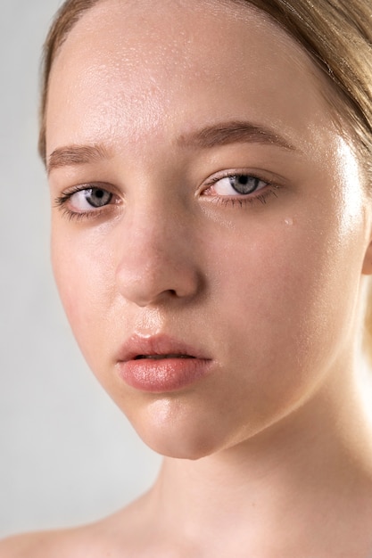 Portrait en gros plan d'une femme à la peau hydratée