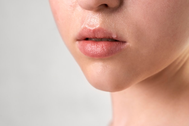 Portrait en gros plan d'une femme à la peau hydratée