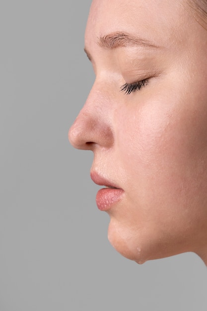 Photo gratuite portrait en gros plan d'une femme à la peau hydratée