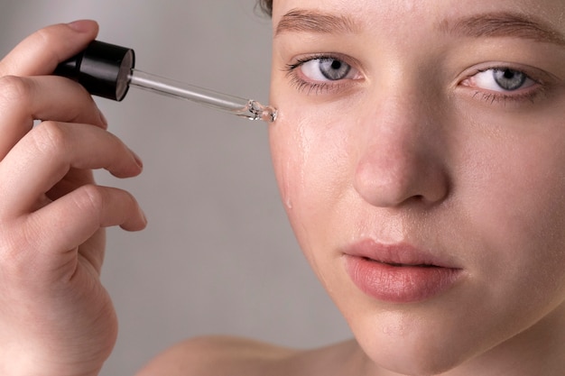 Portrait en gros plan d'une femme à la peau hydratée