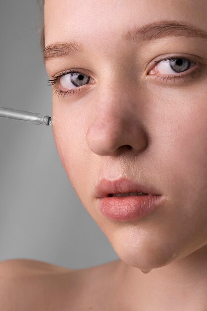 Portrait en gros plan d'une femme à la peau hydratée