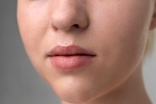 Portrait en gros plan d'une femme à la peau hydratée