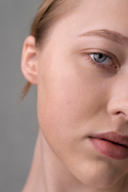 Portrait en gros plan d'une femme à la peau hydratée