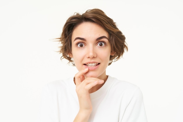 Photo gratuite portrait en gros plan d'une femme regardant avec intérêt, écoutant, regardant avec curiosité, haletant devant la caméra