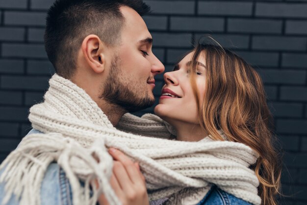 Portrait en gros plan d'une fille sensuelle à la recherche dans les yeux de son petit ami. Photo extérieure d'une femme d'inspiration romantique posant lors d'un rendez-vous avec un mec brune.