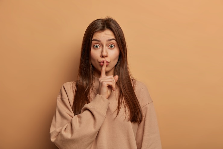 Photo gratuit portrait en gros plan d'une jeune et belle femme isolée
