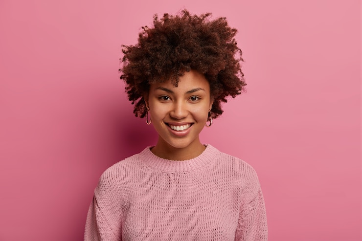 Photo gratuit portrait en gros plan d'une jeune et belle femme isolée
