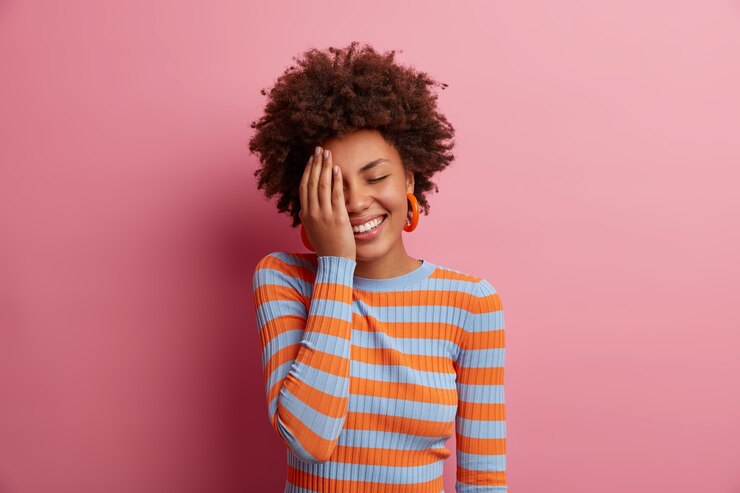 Photo gratuit portrait en gros plan d'une jeune femme attrayante isolée