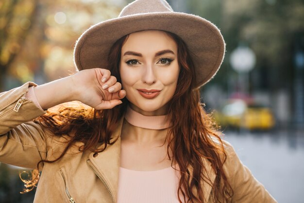 Portrait de gros plan de jeune femme rousse aux yeux sombres