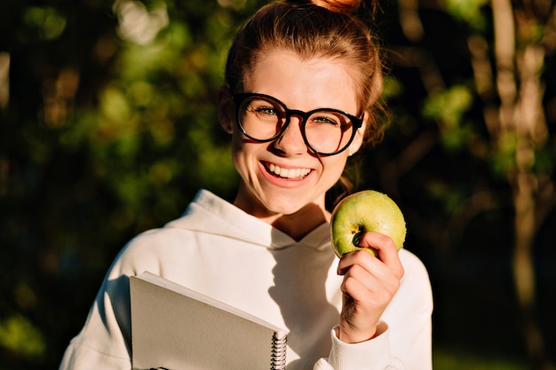 Portrait de gros plan d'une magnifique fille caucasienne à lunettes rondes.