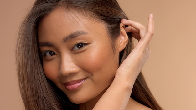 Portrait en gros plan d'un modèle japonais thaïlandais asiatique à emporter les cheveux du visage
