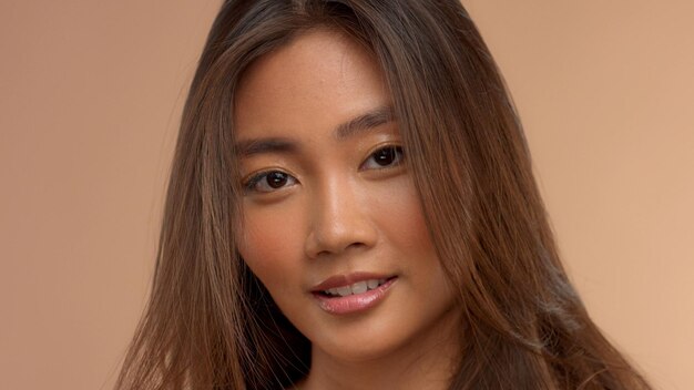 Portrait en gros plan d'un modèle japonais thaïlandais asiatique regardant à la caméra