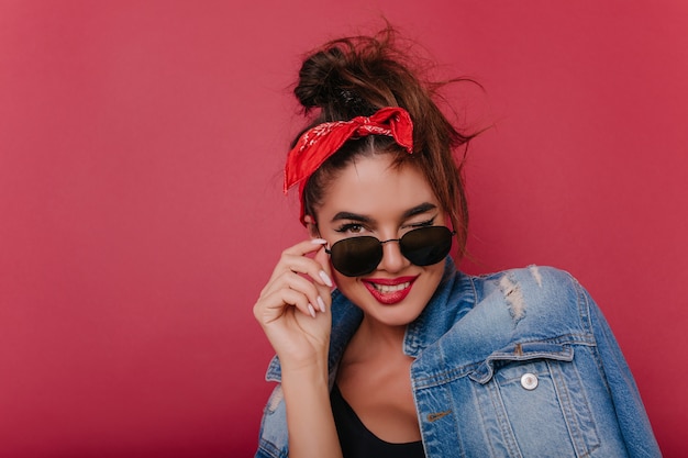 Portrait de gros plan de rire fille heureuse aux yeux sombres