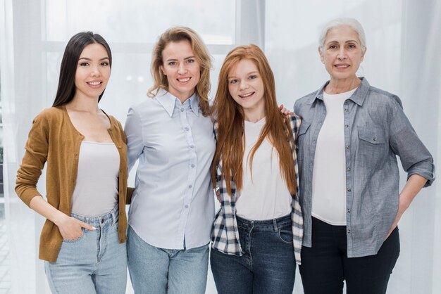 Portrait, de, groupe femmes, ensemble, sourire