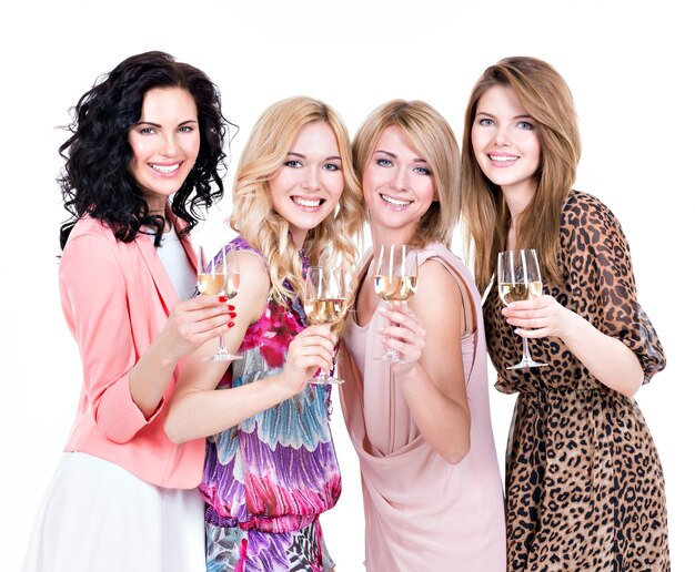 Portrait de groupe de jeunes belles femmes ont la fête et boire du vin - isolé sur blanc
