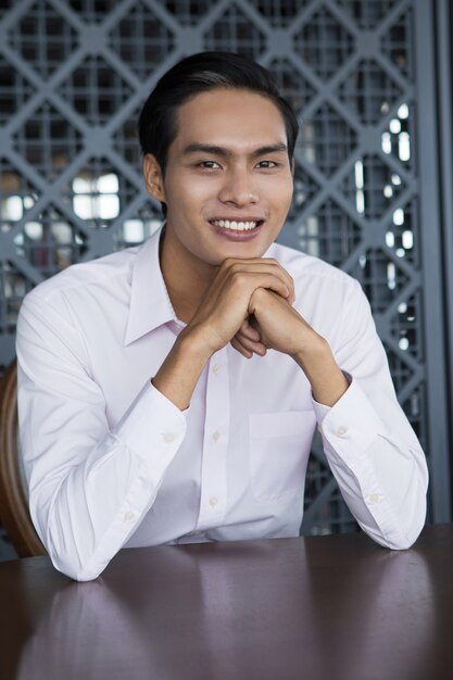 Portrait de Happy Man Asian Assis Restaurant