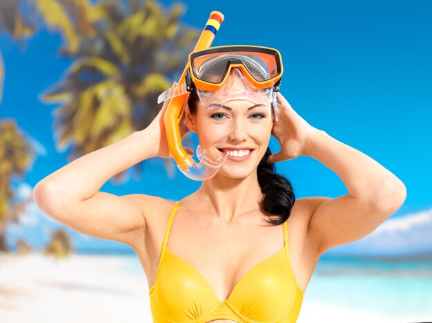 Portrait de l'heureuse belle femme appréciant à la plage.