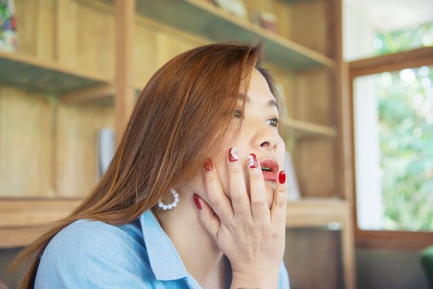 Portrait heureuse jeune femme asiatique dans un café