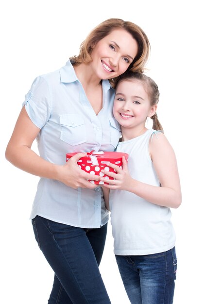 Portrait de l'heureuse mère blanche et jeune fille tenir présent - isolé