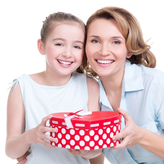 Portrait de l'heureuse mère blanche et jeune fille tenir présent - isolé