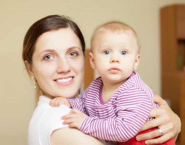 Portrait de l&#39;heureuse mère avec enfant en bas âge