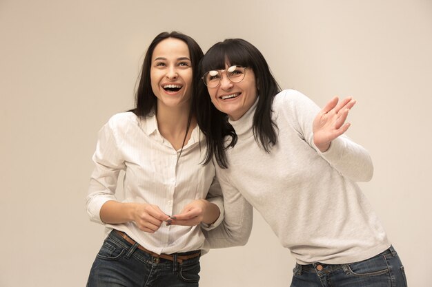 Un portrait d'une heureuse mère et fille