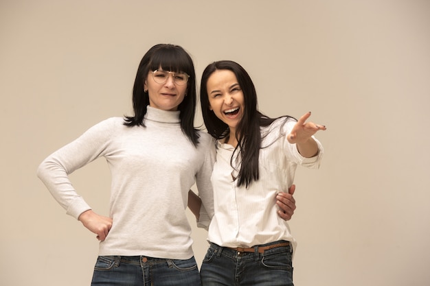 Un portrait d'une heureuse mère et fille