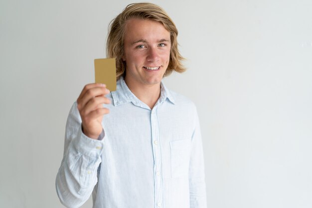 Portrait de heureux détenteur de carte de crédit