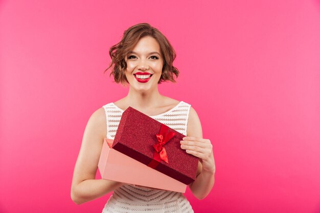 Portrait, heureux, girl, habillé, robe, tenue, cadeau, boîte