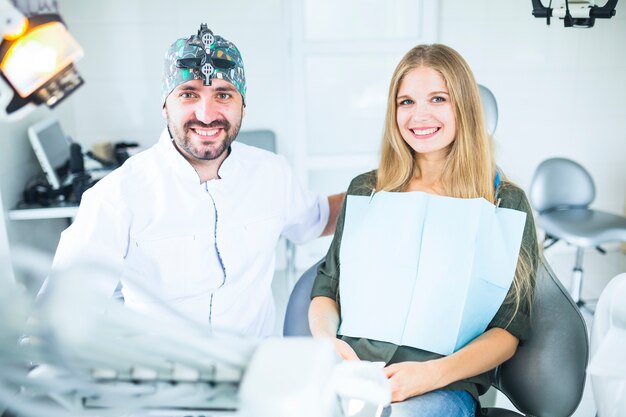 Portrait de l&#39;heureux homme médecin avec une patiente