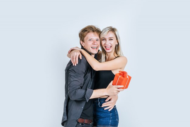 Portrait, heureux, jeune couple, aimer, ensemble, surprise, à, boîte-cadeau