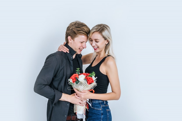 Portrait, heureux, jeune couple, amour, à, fleur