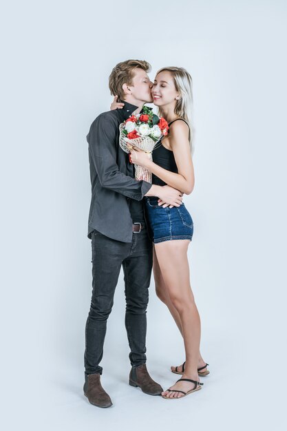 Portrait, heureux, jeune couple, amour, à, fleur