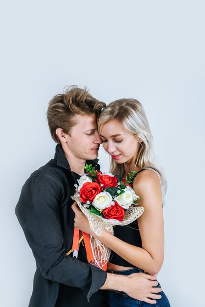 Portrait, heureux, jeune couple, amour, à, fleur