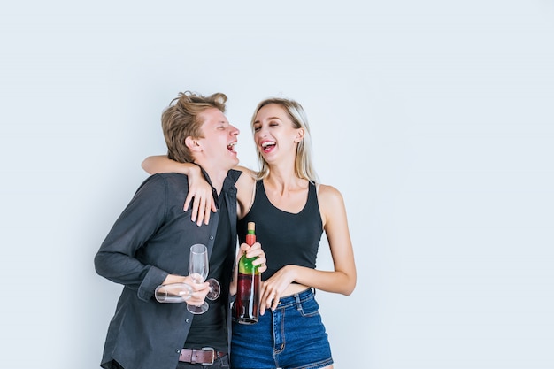 Portrait, heureux, jeune couple, boire vin