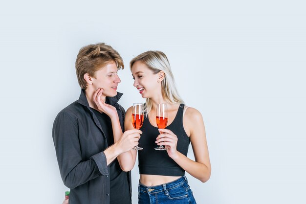 Portrait, heureux, jeune couple, boire vin