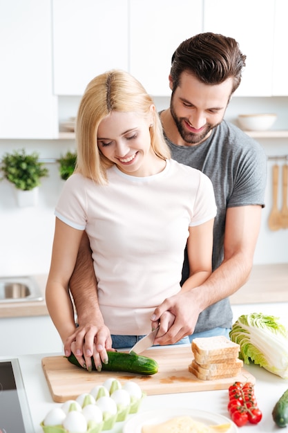 Portrait, de, heureux, jeune couple, cuisine, ensemble, dans cuisine