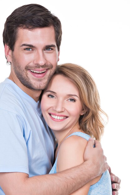 Portrait, de, heureux, jeune couple, dans, étreinte, debout