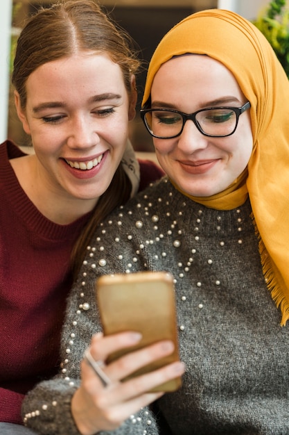 Portrait, de, heureux, jeunes filles, rire