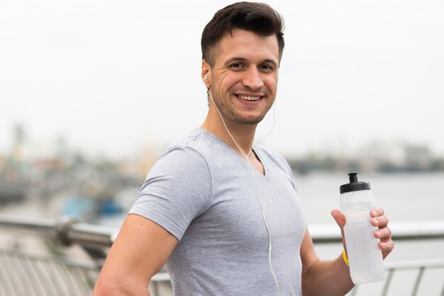 Portrait, de, heureux, mâle, tenue, bouteille eau