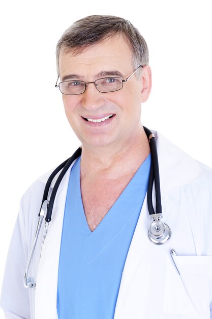 Portrait d'heureux médecin de sexe masculin mature riant avec stéthoscope