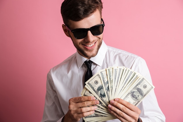 Portrait, heureux, réussi, homme, lunettes soleil