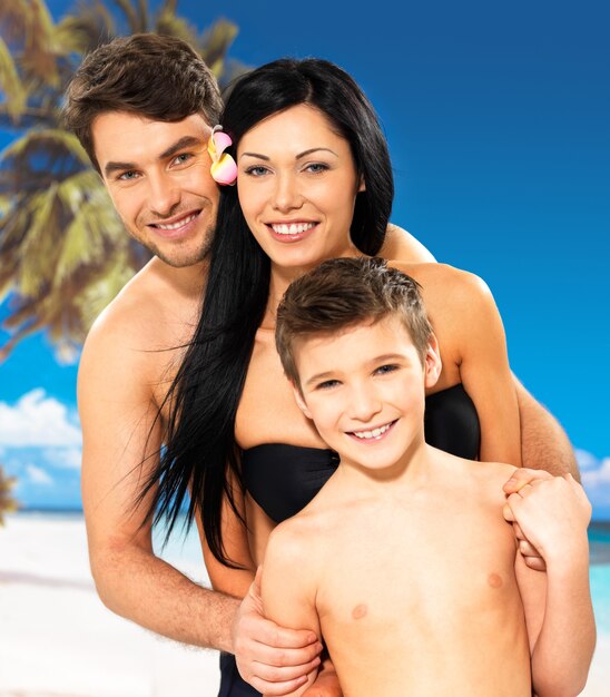 Portrait d'heureux souriant belle famille avec enfant à la plage tropicale