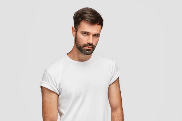 Portrait de hipster homme barbu sérieux regarde avec confiance