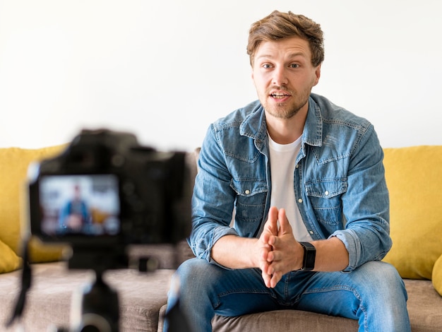 Portrait d'un homme adulte enregistrant pour un blog personnel