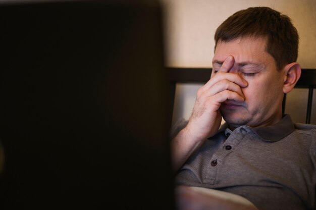 Portrait d'homme adulte fatigué du travail