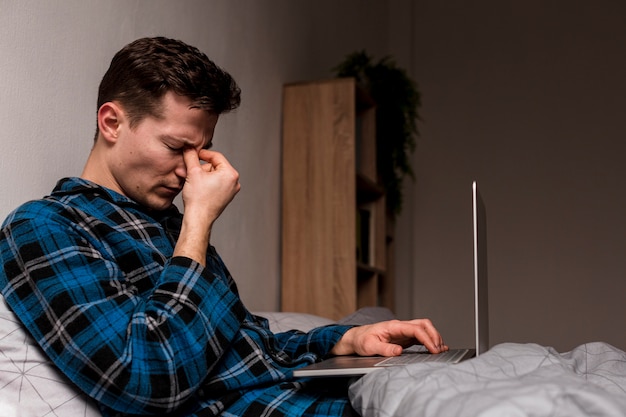 Photo gratuite portrait d'homme adulte fatigué du travail